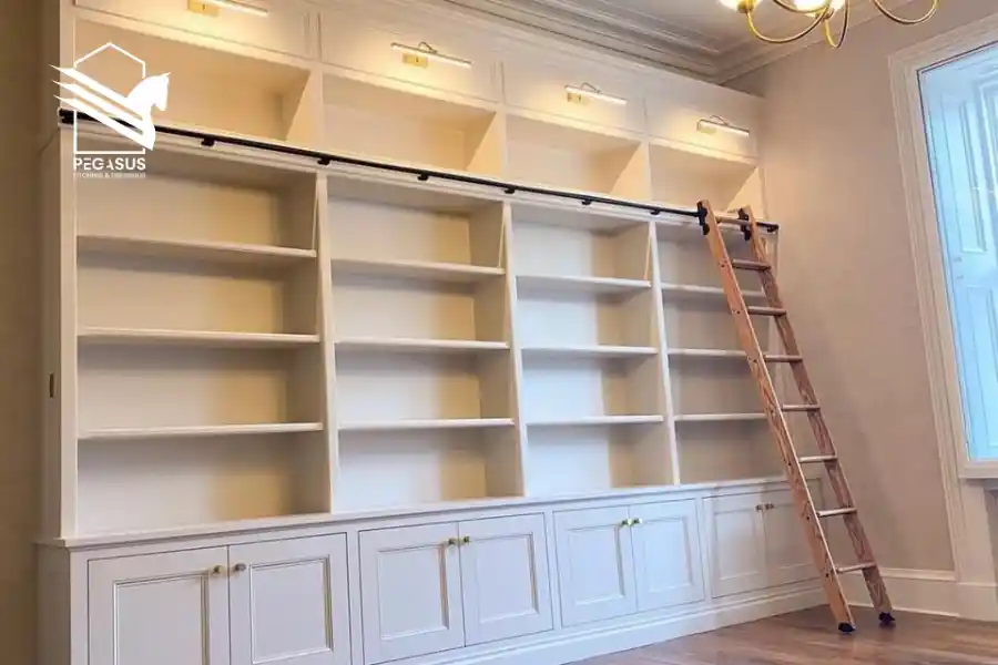 مكتبة كلاسيكية مع سلم منزلق