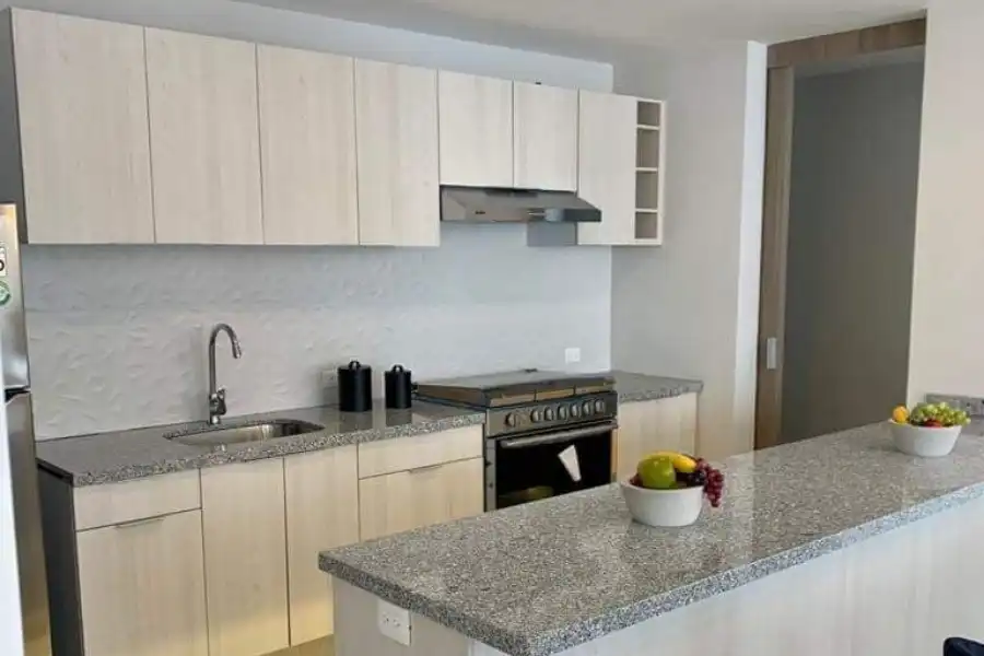 السطح اللامع قد يُظهر البصمات بسهولة