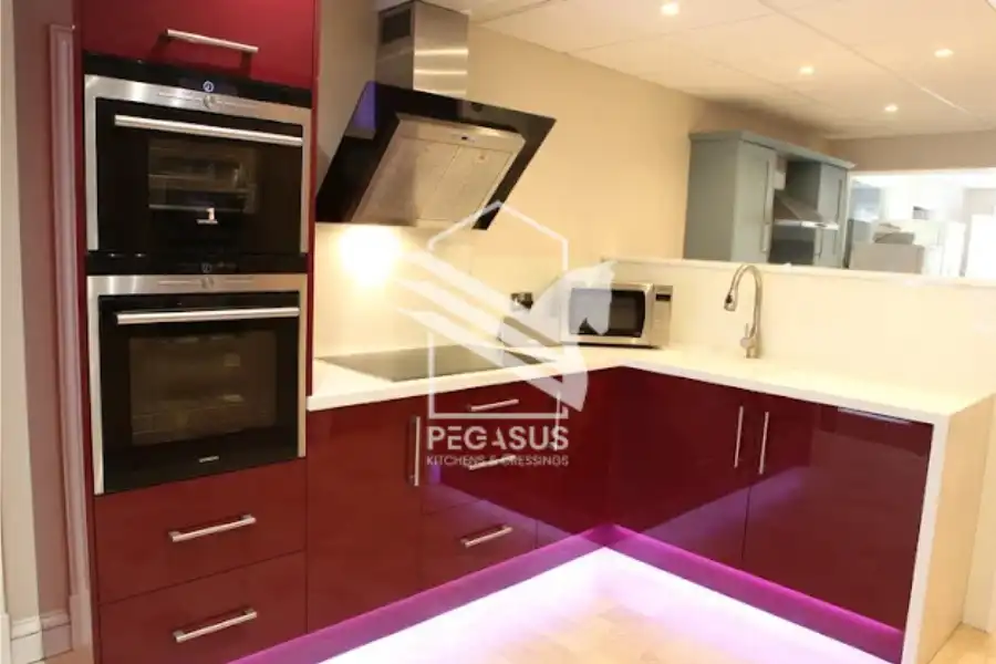 مطابخ أكريليك أحمر